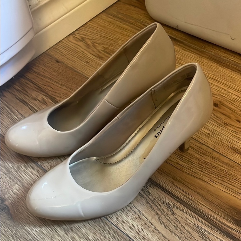 Comfort Plus by Predictions Cream Heels Rounded Toe Medium Heel​